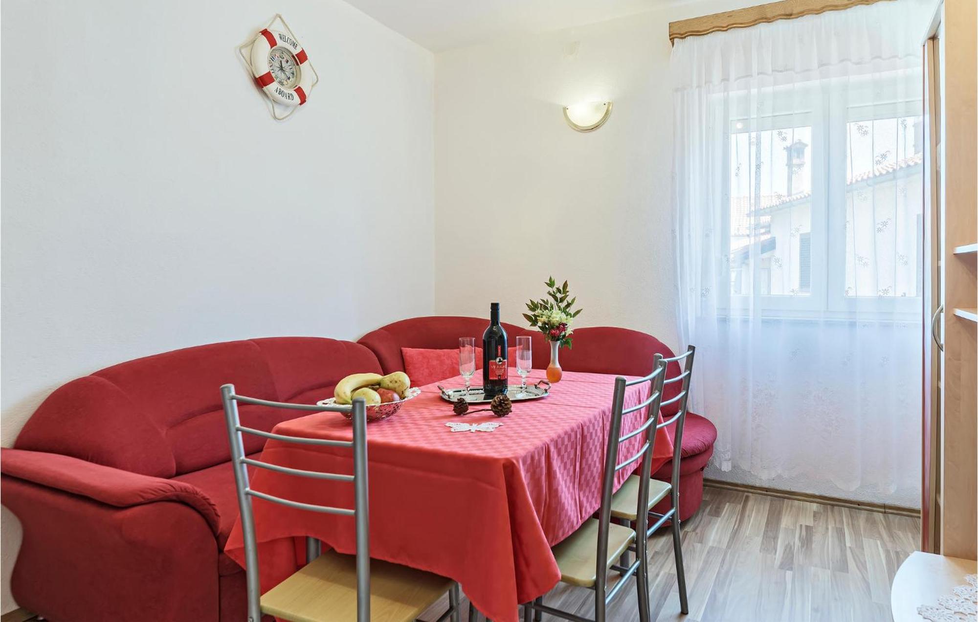 2 Bedroom Lovely Apartment In Labin 外观 照片